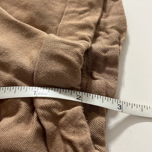 Forever 21 tan shorts, front pockets with zippers elastic waistband size medium - Picture 8 of 9